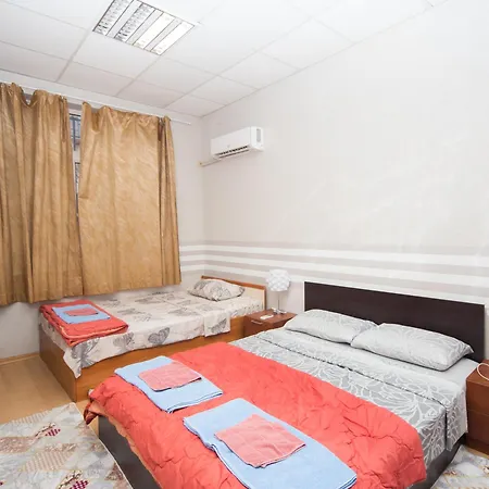 Summer Downtown - Compact Basic Flat - 1st Floor 布尔加斯