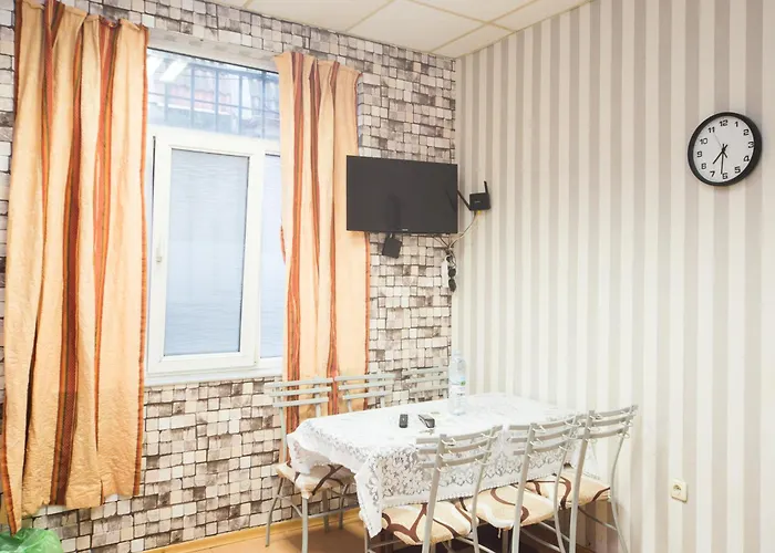 Summer Downtown - Compact Basic Flat - 1st Floor Apartment *