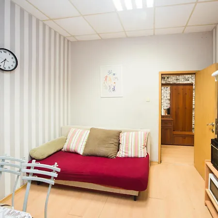 Summer Downtown - Compact Basic Flat - 1st Floor Apartment *