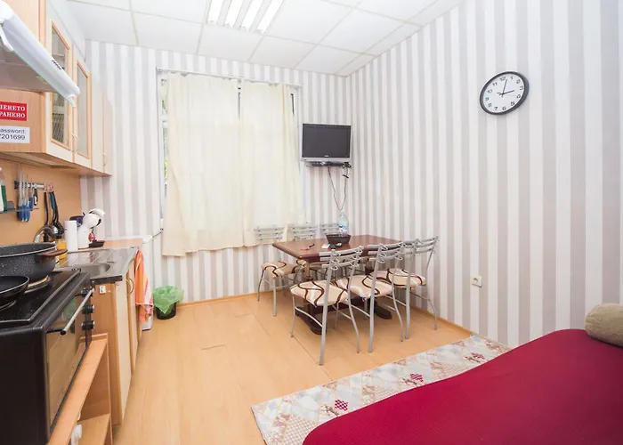 Apartment Summer Downtown - Compact Basic Flat - 1st Floor